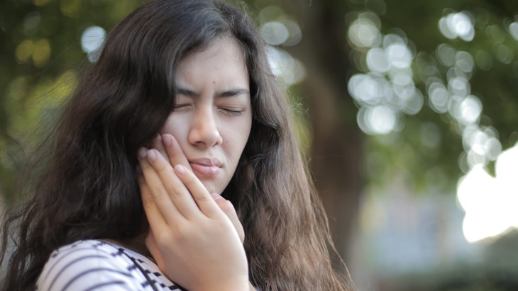 Cara Mengurangi Rasa Sakit Akibat Gigi Bungsu di Rumah