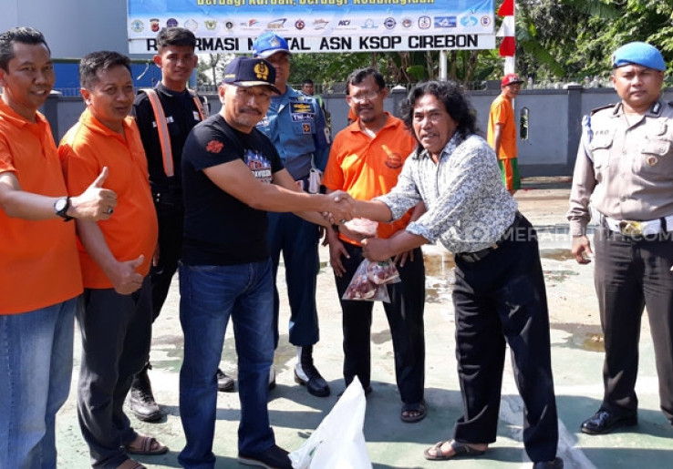 KSOP Kelas II Cirebon Bagikan 17 Ekor Sapi dan 19 Ekor Kambing