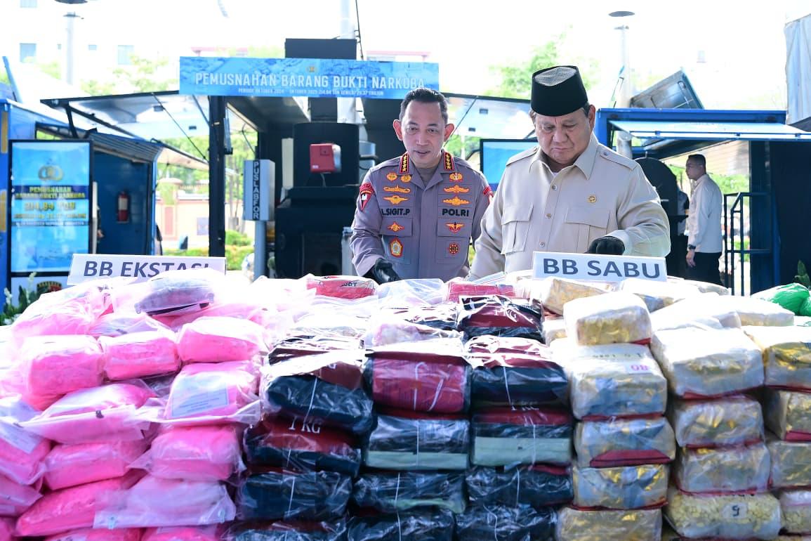 Presiden Prabowo Subianto (kanan) bersama Kapolri Jenderal Pol. Listyo Sigit Prabowo menunjukkan barang bukti narkoba yang akan dimusnahkan di Lapangan Bhayangkara, Mabes Polri, Jakarta, Rabu (29/10/2025).