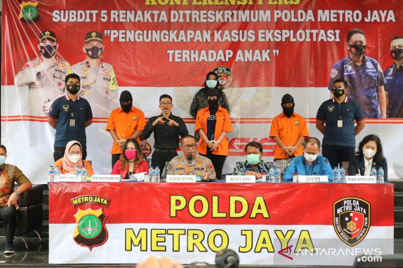Polda Metro Jaya menghadirkan tersangka Cynthiara Alona (baju oranye tengah) dalam pemaparan kasus prostitusi anak di bawah umur dalam jumpa pers di Mapolda Metro Jaya, Jumat (19/3/2021). ANTARA/Fianda Sjofjan Rassat