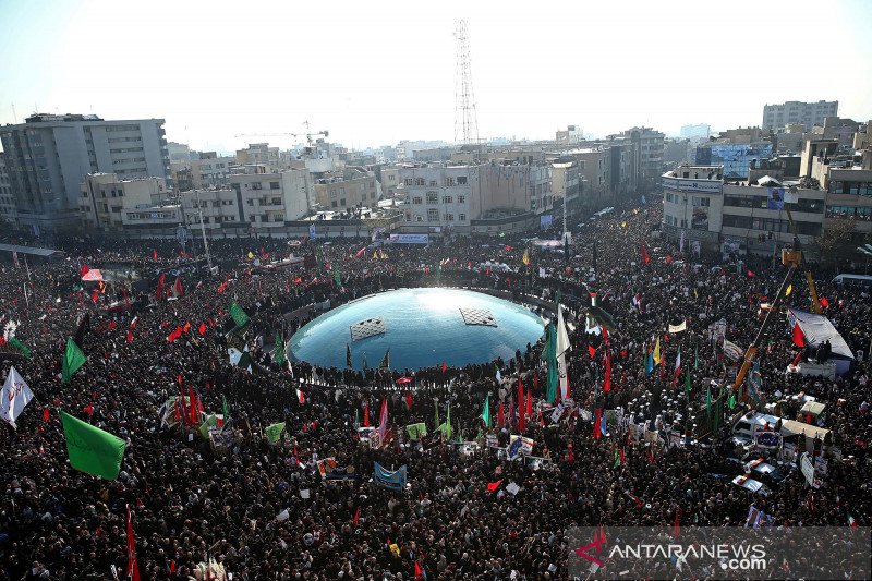 Ribuan orang menghadiri prosesi pemakaman pemimpin Pasukan Elite Quds, Mayor Jenderal Qassem Soleimani yang tewas karena serangan udara di Teheran, Senin (6/1/2020). ANTARA FOTO/Nazanin Tabatabaee/WANA (West Asia News Agency) via REUTERS/pras.