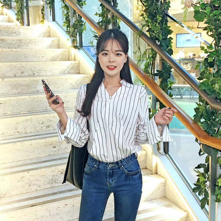 Kemeja motif garis tak pernah habis masa. (Foto: istyle.id)