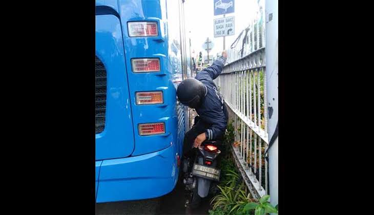 TransJakarta Kecam Pemotor Nekat Lawan Arus Masuk Busway