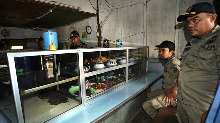 Pemilik Warung Melawan Saat Ditertibkan Satpol PP