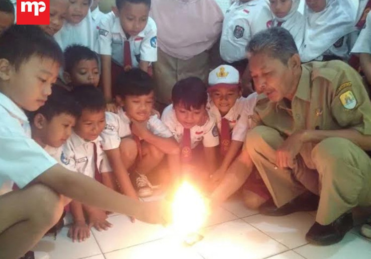 Heboh, Guru dan Siswa SDN 1 Plumbon Temukan Jajanan Berbahaya 