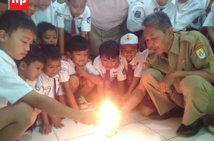 Heboh, Guru dan Siswa SDN 1 Plumbon Temukan Jajanan Berbahaya 