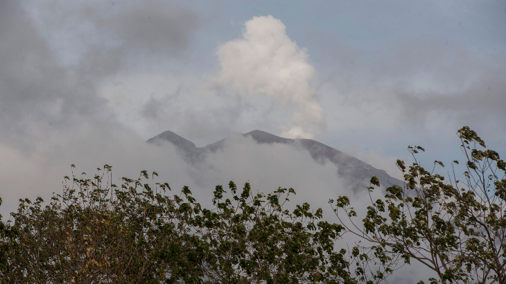 Asap Putih Setinggi 1.500 Meter di Gunung Agung, Apa Penyebabnya?