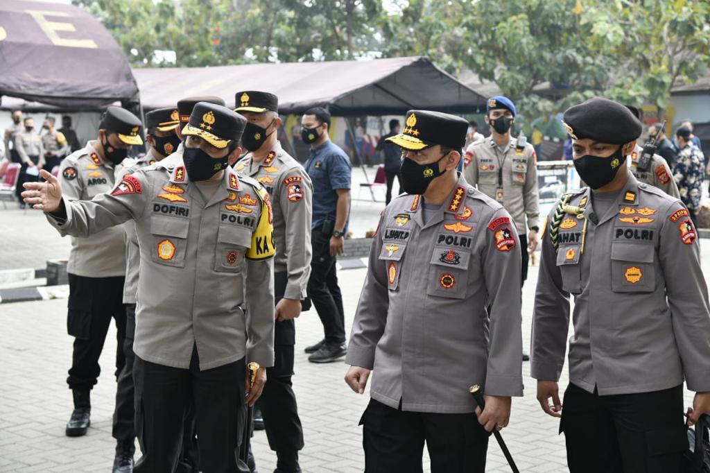Kapolri Jenderal Listyo Sigit Prabowo mengawasi langsung pelaksanaan vaksinasi COVID-19 tahap II di jajaran Polda Jawa Barat (Jabar).