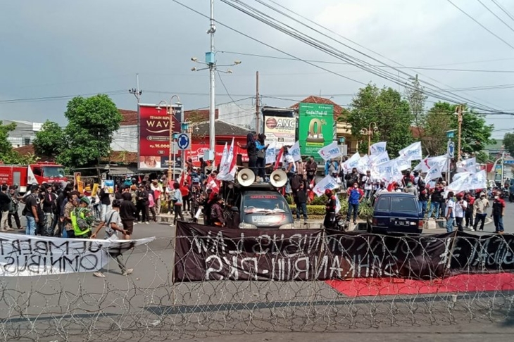 Aliansi Jember Menggugat berunjuk rasa menolak RUU Omnibus Law Cipta Kerja yang digelar di bundaran DPRD Jember, Jawa Timur, Kamis (13/8/2020).ANTARA/ Zumrotun Solichah