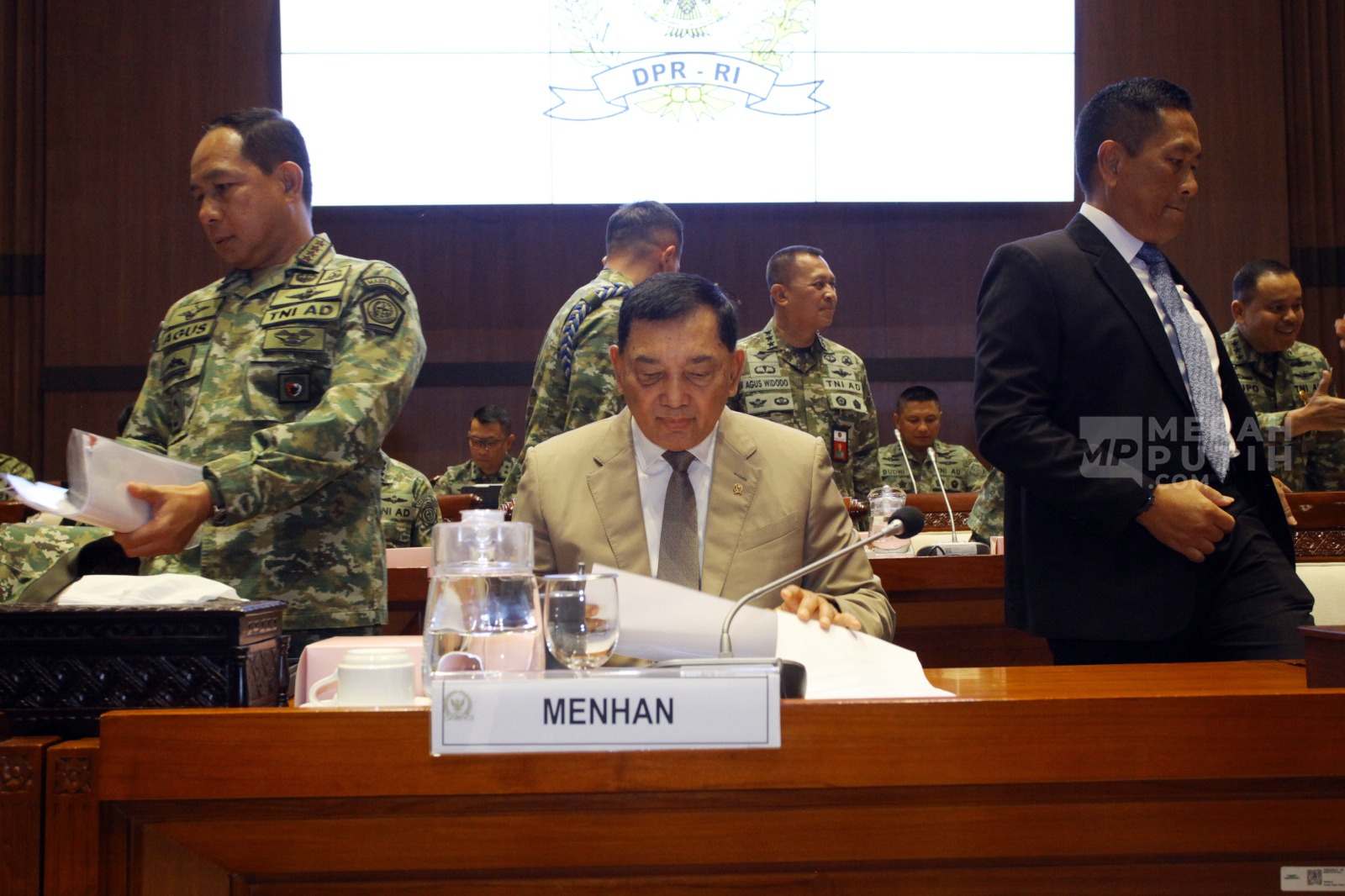 Menteri Pertahanan Sjafrie Sjamsoeddin (tengah) bersama Wakil Menteri Pertahanan Donny Ermawan (kanan) dan Panglima TNI Jenderal TNI Agus Subianto (kiri) menyampaikan paparan saat rapat kerja dengan Komisi I DPR di Kompleks Parlemen, Senayan, Jakarta, Selasa (19/5/2026). 