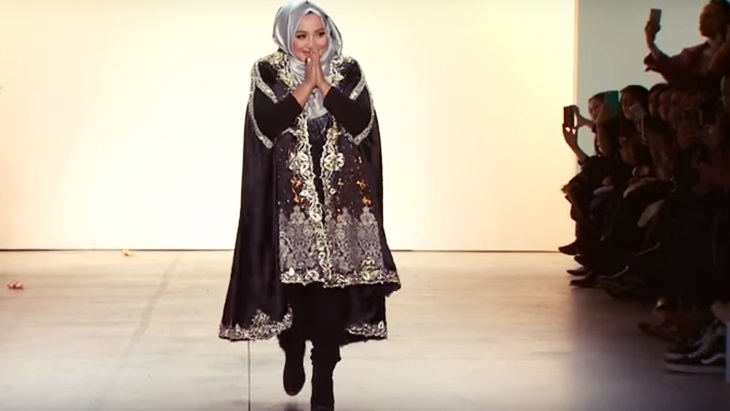 Tembus New York Fashion Week, Bos First Travel Ini Seorang Desainer Kondang
