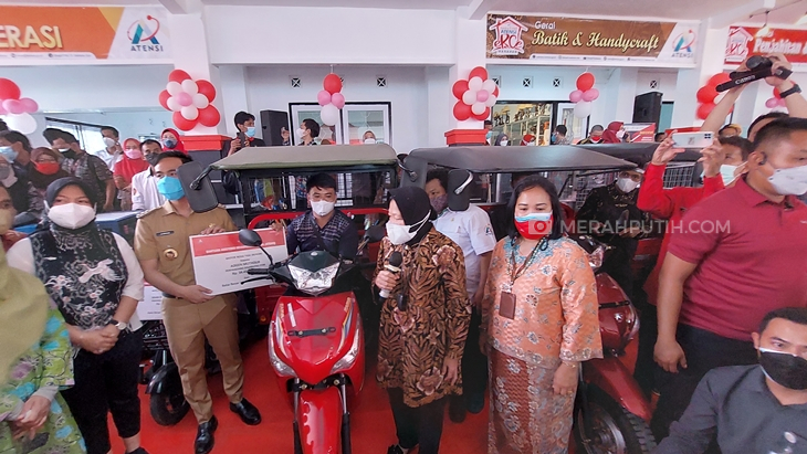 Menteri Sosial (Mensos) Tri Rismaharini meresmikan Sentra Kreasi Atensi (SKA) Balai Besar Disabilitas Prof Dr Soeharso Surakarta, Jawa Tengah, Senin (30/8). (MP/Ismail)