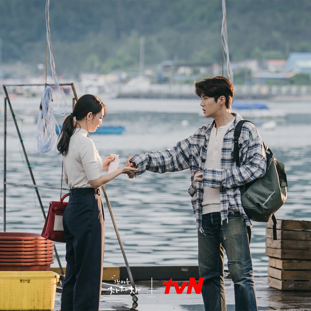Hometown Cha-Cha-Cha berlatar pada pedesaan tepi laut. (Foto SOompi)
