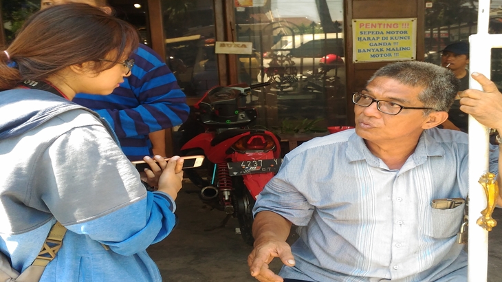 Anton memberikan keterangan 