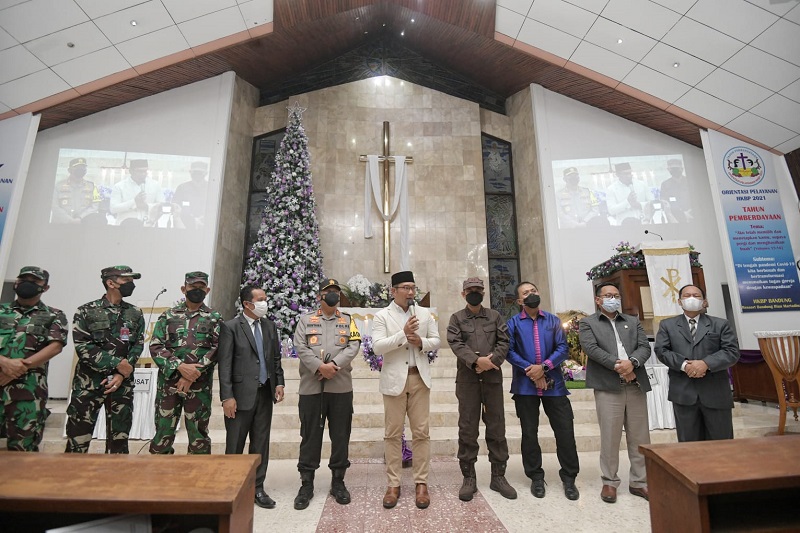 Gubernur Jawa Barat Ridwan Kamil saat mengunjungi Gereja. (Foto: Humas Pemprov)
