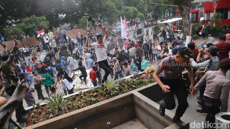 Polisi Selidiki Pelaku Demo Ricuh di Depan KPK