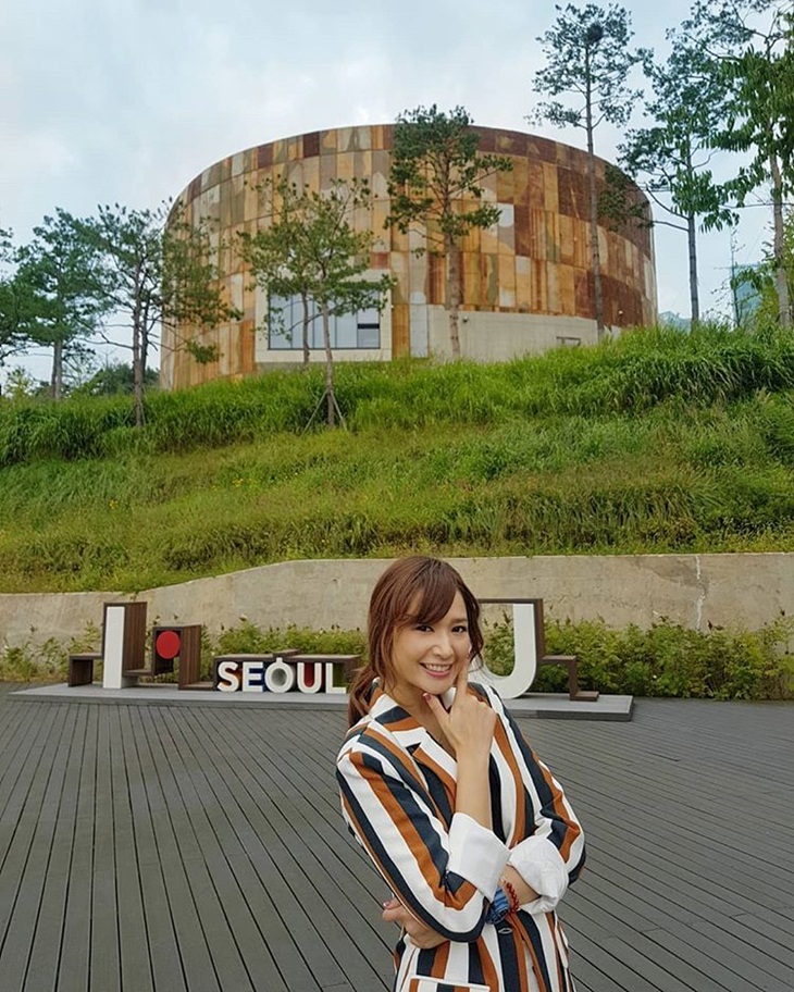 Pengunjugn berfoto  di Oil Tank Culture Park. (Foto: instagram.com/reiko_ws)