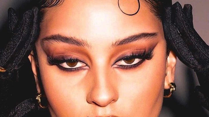 Tampil Memesona dengan Riasan Mata Siren