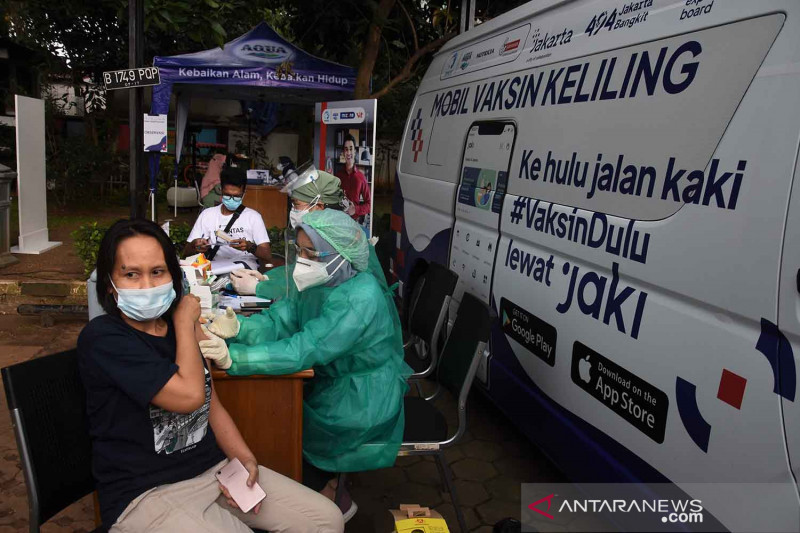 Petugas kesehatan menyuntikkan vaksin Sinovac kepada warga saat mobil vaksin keliling singgah di Kantor Kelurahan Cipedak, Jakarta, Selasa (13/7). ANTARA FOTO/Indrianto Eko Suwarso
