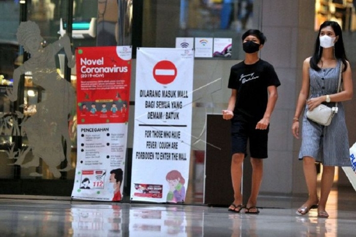 Pengunjung pusat perbelanjaan yang telah mendapatkan sertifikat Cleanliness, Health, Safety, Environmental Sustainability (CHSE) serta Indonesia Care (I Do Care) mengenakan masker di Mal Bali Galeria, Kuta, Badung, Bali, Selasa (19-1-2021). ANTARA FOTO/Fikri Yusuf/aww.