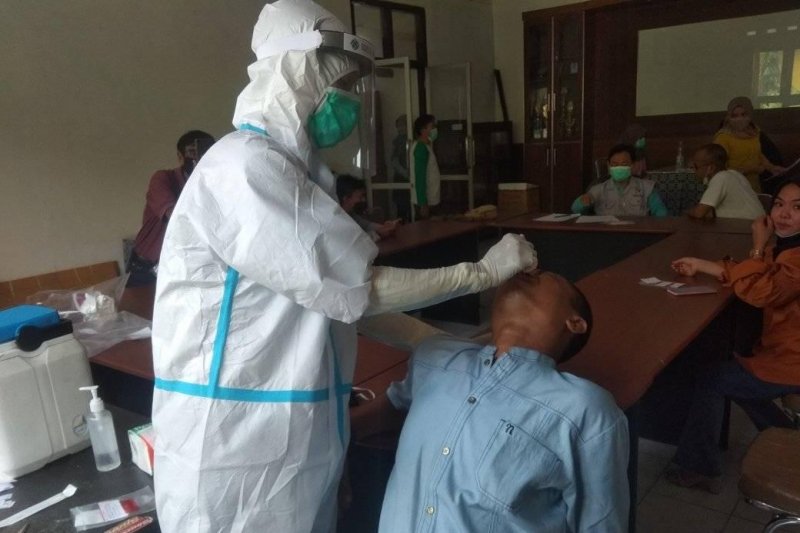 Anies Diminta Beri Sanksi Tetangga Rizieq yang Tolak Tes COVID-19