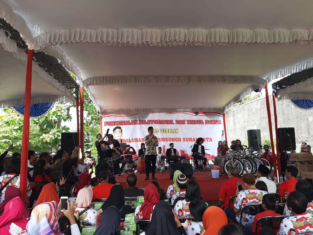 Gibran Rakabuming Raka menghadiri acara perkenalan, silaturahim, dan umbul dongo di Kelurahan Mojosongo, Kecamatan Jebres, Solo, Jawa Tengah, Minggu (5/1). (MP/Ismail)