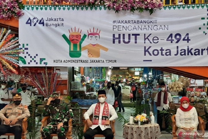 Wali Kota Jakarta Timur Muhammad Anwar (kedua kanan) saat acara Pencanangan HUT ke-494 Jakarta di Pasar Embrio, Jakarta Timur, Senin (24/5/2021). ANTARA/Yogi Rachman