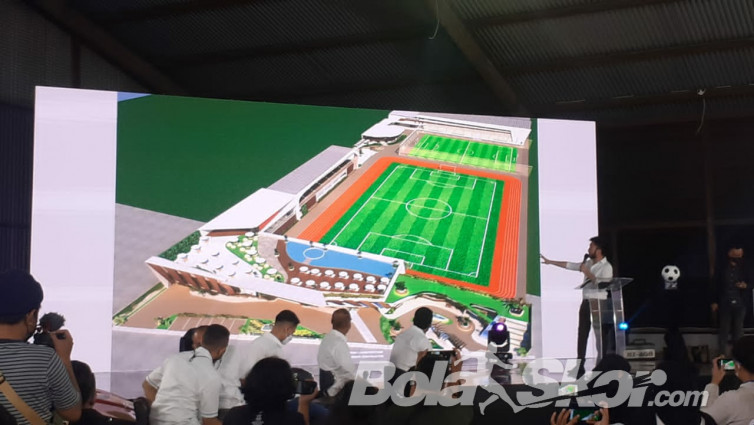 Rudy Salim saat menjelaskan mengenai lapangan standar FIFA Rans Cilegon FC. (BolaSkor.com/Hadi Febriansyah)