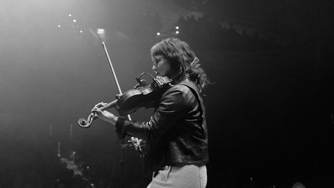 Lirik dan Terjemahan Lagu 'Move Me' yang Dipopulerkan oleh Sara Watkins