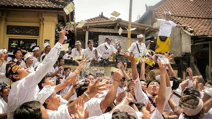 Hujan Uang Upacara Mesuryak Bali, Bekal Bagi Leluhur Menuju Swargaloka
