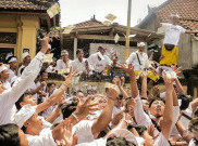 Hujan Uang Upacara Mesuryak Bali, Bekal Bagi Leluhur Menuju Swargaloka