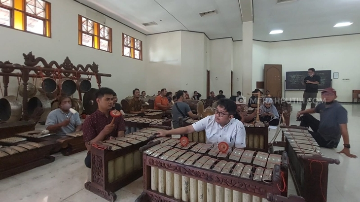 Jokowi Pesan Lagu Ojo Dibandingke Versi Gamelan di Acara Ngunduh Mantu