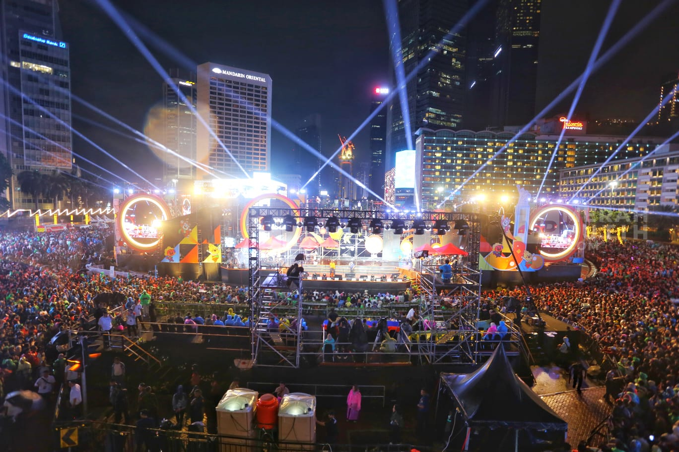 Gemerlap Cahaya Panggung Hiburan Meriahkan Malam Pergantian Tahun Baru 2026 di Bundaran HI Jakarta