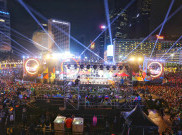 Gemerlap Cahaya Panggung Hiburan Meriahkan Malam Pergantian Tahun Baru 2026 di Bundaran HI Jakarta