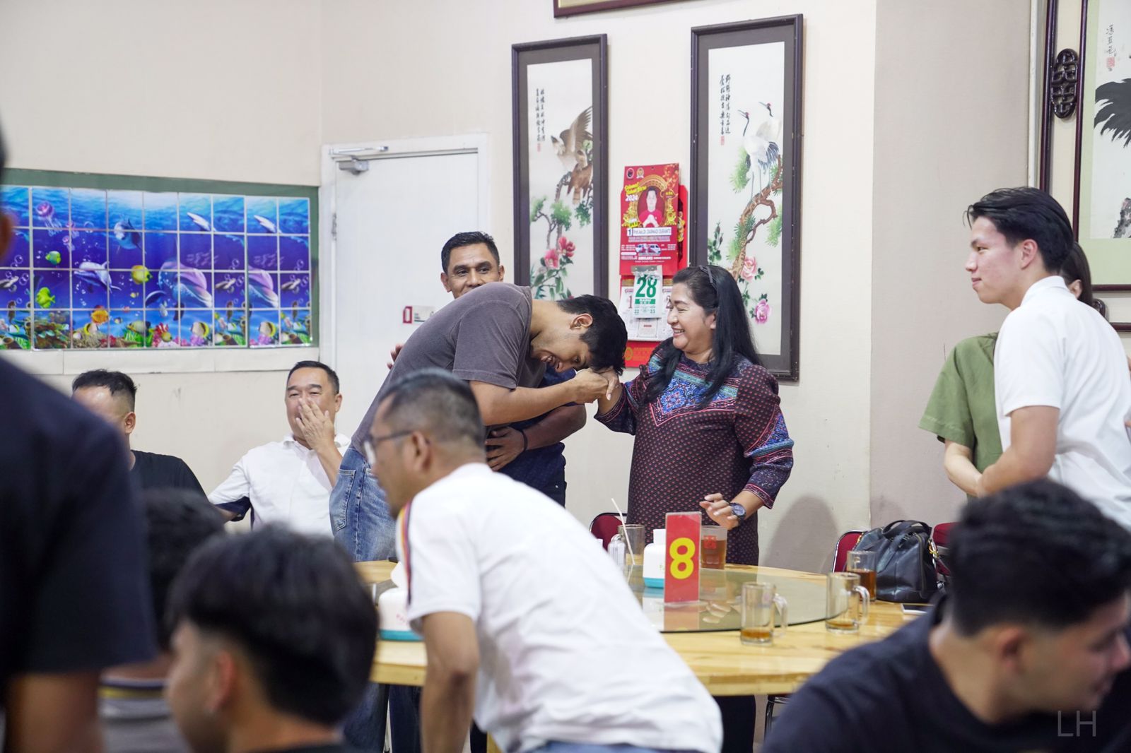 Para pemain meminta doa dan restu kepada orang tua masing-masing