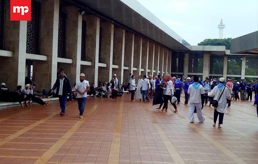 Diterjang Hujan Puluhan Peserta Aksi 112 Berebut Tempat Berteduh di Istiqlal