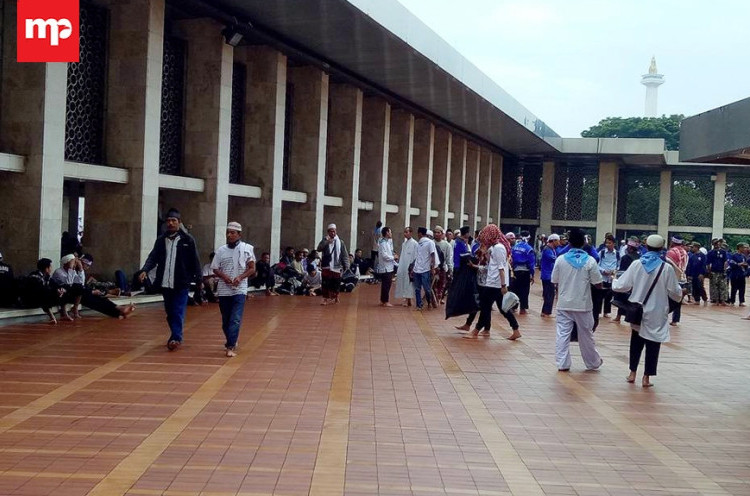 Diterjang Hujan Puluhan Peserta Aksi 112 Berebut Tempat Berteduh di Istiqlal