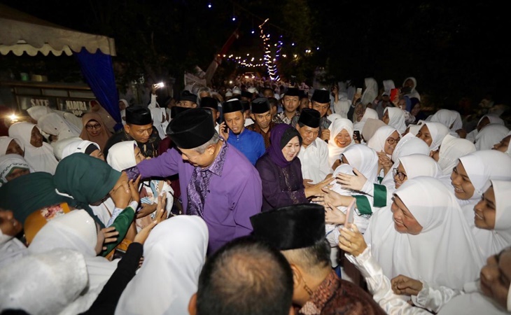 SBY dan Ibu Ani saat berkunjung ke pondok pesantren