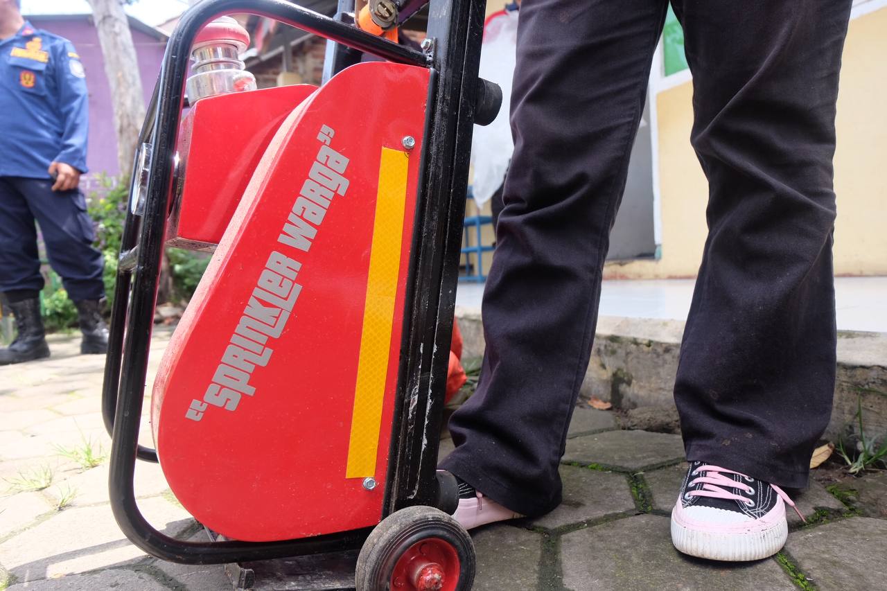Pemkot Bandung Pakai Alat Pemadam Kebakaran Dengan Gesekan Ban Motor