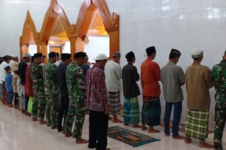 Dokumen - Prajurit Satgas Pamtas RI-PNG dari Yonif 725/WRG shalat tarawih bersama dan bagi Al-Quran kepada warga perbatasan di Kampung Woslay, Distrik Senggi, Kabupaten Keerom, Papua. ANTARA/HO-Yonif 725/WRG