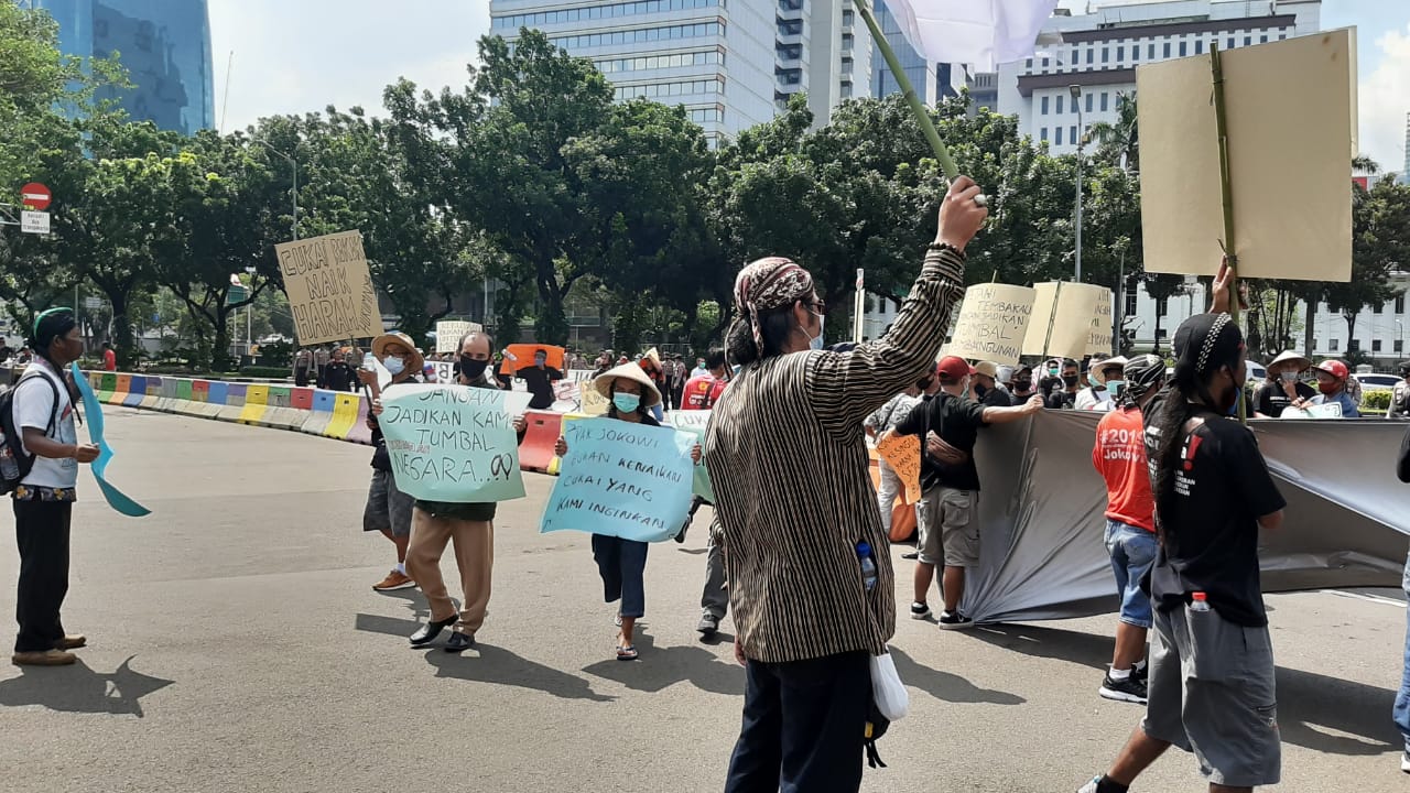 Sebanyak 120 petani yang tergabung dalam Asosiasi Petani Tembakau Indonesia (APTI) menggelar aksi di sekitar Patung Kuda Arjuna Wiwaha, Gambir, Jakarta Pusat, sekitar dua kilometer dari Istana Merdeka, pada Senin (16/11) pagi.