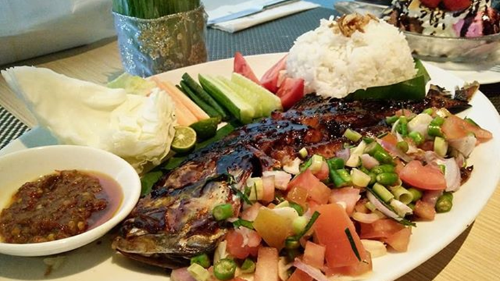 Ikan bakar dengan dabu-dabu. (Instagram/meifoodjourney)