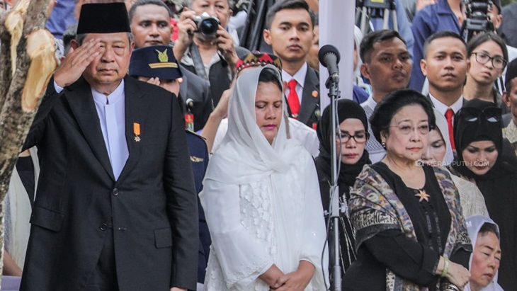 Megawati Soekarnoputri menghadiri pemakaman Ani Yudhoyono di Taman Makam Pahlawan Kalibata. (MP/Rizki Fitriyanto)