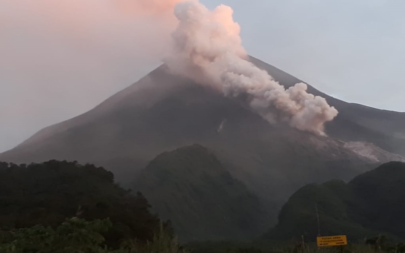 Gunung Merapi kembali luncurkan lava setinggi 500 meter