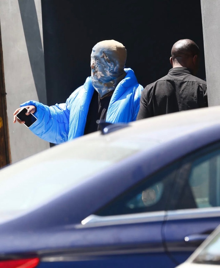 Kanye West mengenakan round jacket Yeezy Gap. (Foto Twitter @kanyemedia)