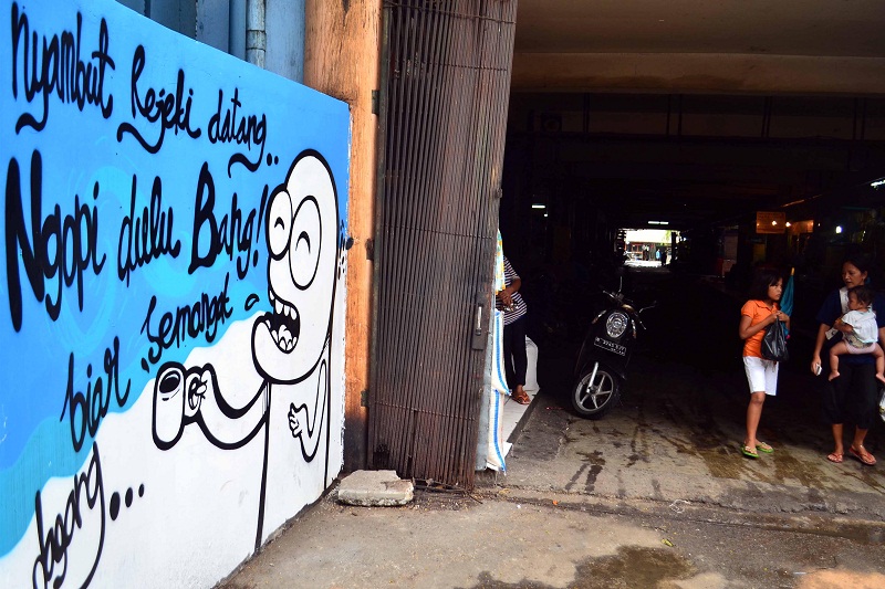 Mural soal ekonomi rakyat di Pasar Tebet Timur, Jakarta Selatan. (Foto: MerahPutih/Dery Ridwansah)