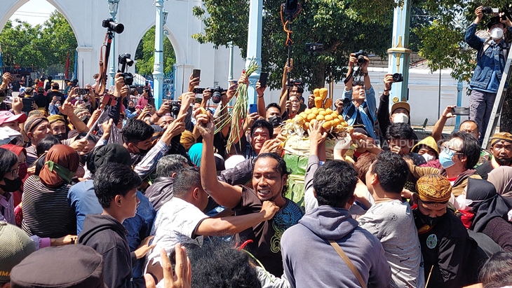 Grebeg Besar Keraton Surakarta, Warga Antusias Berebut Gunungan Estri