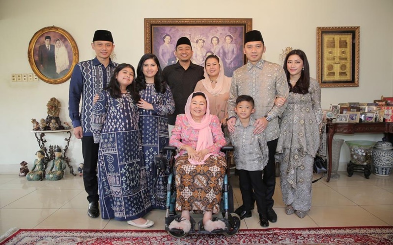 AHY dan Ibas beserta keluarga foto bersama dengan Ibu Sinta Nuriyah yang didampingi Yenny Wahid dan suaminya