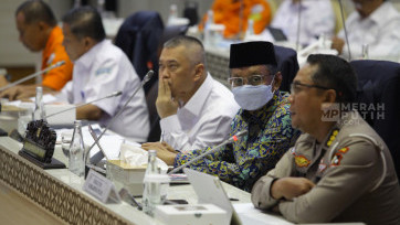 Raker Menteri Perhubungan dan Menteri PU dengan Komisi V DPR bahas Evaluasi Arus Mudik Lebaran 2025