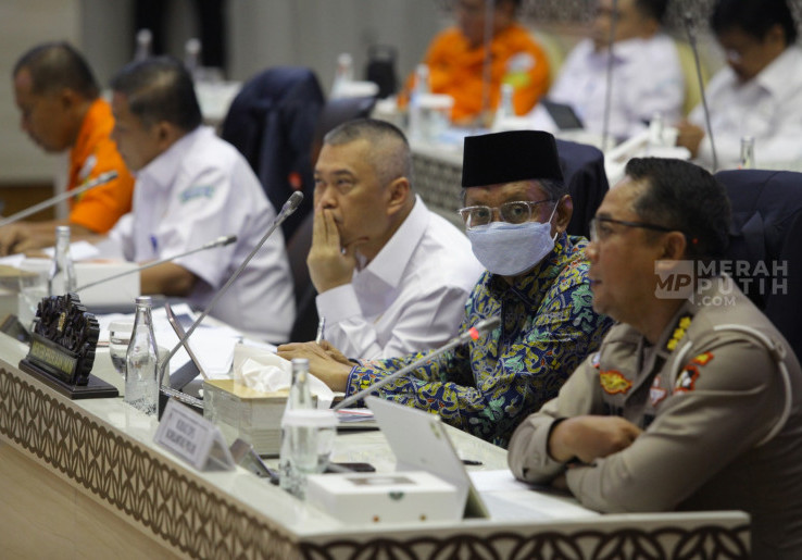 Raker Menteri Perhubungan dan Menteri PU dengan Komisi V DPR bahas Evaluasi Arus Mudik Lebaran 2025